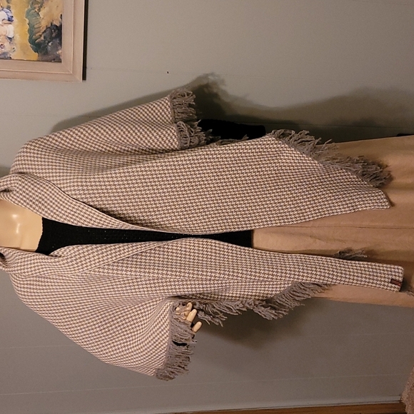 Curling Houndstooth Shawl ~ made in Italy Tan & Off White w/ grayish fringe - Picture 10 of 17